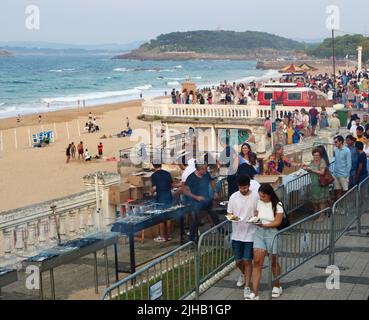 Persone che accodano per sardine grigliate gratuite durante le feste di Bano de Olas Sardinero Santander Cantabria Spagna luglio 2022 Foto Stock