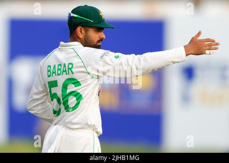 Galle, Sri Lanka. 17th luglio 2022. Il capitano del Pakistan Babar Azam regola il campo durante i 2nd giorni della partita di cricket di prova 1st tra Sri Lanka e Pakistan al Galle International Cricket Stadium di Galle il 17th luglio 2022. Viraj Kothalwala/Alamy Live News Foto Stock