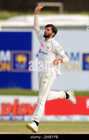 Galle, Sri Lanka. 17th luglio 2022. Il bowler pakistano Shaheen Shah Afridi reagisce durante i 2nd giorni della partita di cricket di prova 1st tra Sri Lanka e Pakistan al Galle International Cricket Stadium di Galle il 17th luglio 2022. Viraj Kothalwala/Alamy Live News Foto Stock