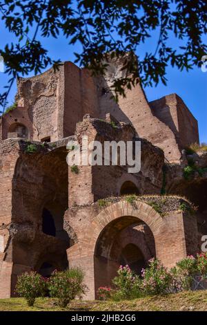 La vista verticale delle rovine del tempio storico di Minerva Medica palazzo Foto Stock