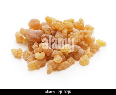 resina di olibanum di frankincense (ingredienti di profumeria) isolata su sfondo bianco Foto Stock