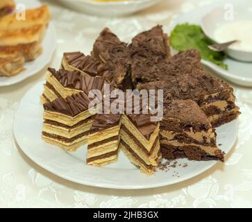 Torta al cioccolato tagliata su un piatto bianco Foto Stock