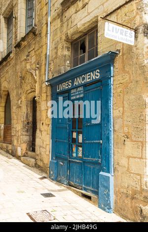 Perigueux, Francia - 29 aprile 2022: Vecchia porta blu del negozio di libri nella regione di Perigueux Dordogne nel sud-ovest della Francia Foto Stock