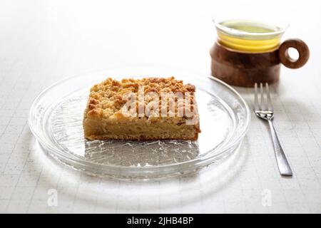 Streuselkuchen tradizionale tedesca (torta a briciole) su un piatto di vetro Foto Stock