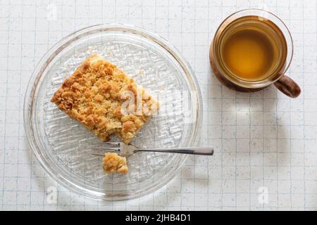 Streuselkuchen tradizionale tedesca (torta a briciole) su un piatto di vetro Foto Stock