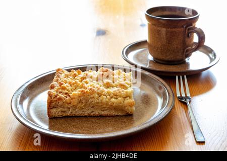Streuselkuchen tradizionale tedesca (torta a briciole) su piastra di terracotta Foto Stock