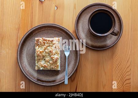 Streuselkuchen tradizionale tedesca (torta a briciole) su piastra di terracotta Foto Stock