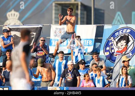 I tifosi di RCD Espanyol durante la partita amichevole tra RCD Espanyol e Montpellier Herault Sport Club hanno giocato al Ciutat Deportiva Dani Jarque il 16 luglio 2022 a Barcellona, Spagna. (Foto di Bagu Blanco / PRESSINPHOTO) Foto Stock