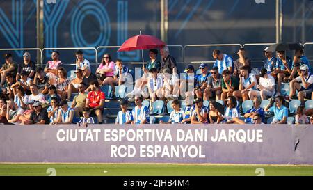 I tifosi di RCD Espanyol durante la partita amichevole tra RCD Espanyol e Montpellier Herault Sport Club hanno giocato al Ciutat Deportiva Dani Jarque il 16 luglio 2022 a Barcellona, Spagna. (Foto di Bagu Blanco / PRESSINPHOTO) Foto Stock