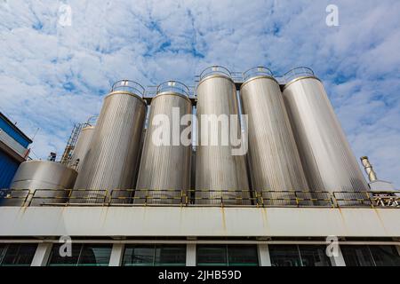 Moderna cantina del latte con vasche in acciaio inox Foto Stock