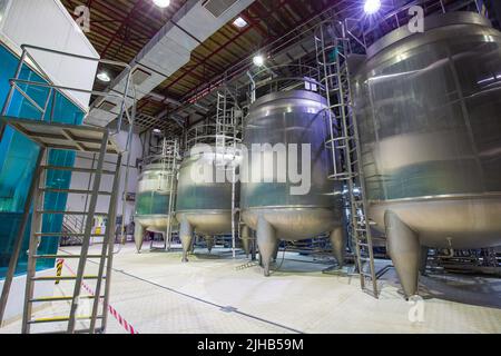 Moderna cantina del latte con vasche in acciaio inox Foto Stock