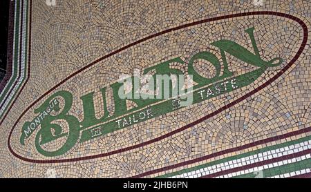 Montague Burton Logo come mosaico d'ingresso, il sarto del gusto, rivenditore di abbigliamento maschile britannico. Qui in un negozio vuoto a Runcorn città, Cheshire, Inghilterra, Regno Unito Foto Stock