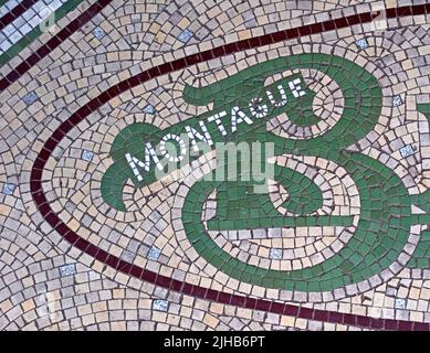 Montague Burton Logo come mosaico d'ingresso, il sarto del gusto, rivenditore di abbigliamento maschile britannico. Qui in un negozio vuoto a Runcorn città, Cheshire, Inghilterra, Regno Unito Foto Stock