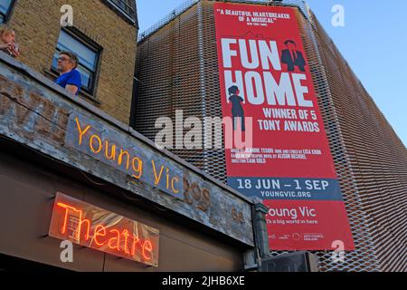 All'esterno dello Young Vic Theatre, The Cut, London Southwark, Inghilterra, REGNO UNITO, SE1 8LZ Foto Stock