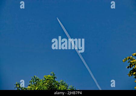 Jet aereo nel cielo blu con sentieri bianchi su Sofia, Bulgaria Foto Stock