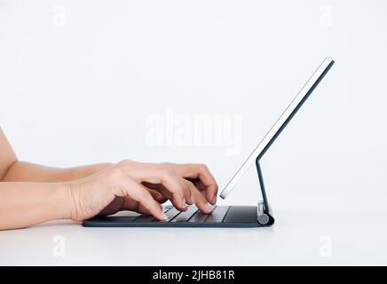 Tastiera del computer sullo schermo del tablet digitale su supporto isolato su sfondo bianco con spazio per la copia. Concetto di business e tecnologia, Foto Stock