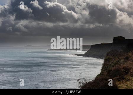 La vista al Brother's Point da Kilt Rock & Mealt Falls, Isola di Skye, Scozia Foto Stock