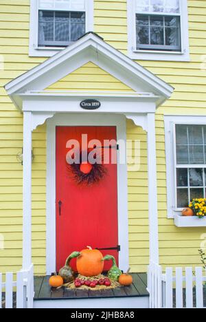 Colorato USA autunno porta, Grafton, Vermont, USA Halloween rosso porta US VT giallo casa, rosso porta zucche FS 20,05 MB 300ppi Foto Stock