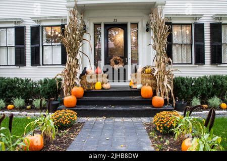 B a & B decorazione autunnale della porta anteriore, Woodstock, Vermont, USA, US VT autunno zucche halloween Foto Stock