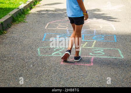 Per i bambini di strada in giochi classici. Messa a fuoco selettiva. la natura. Foto Stock