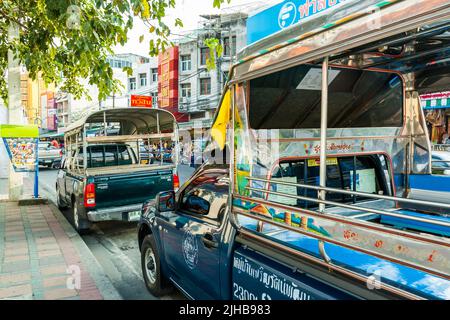 Pattaya, Thailandia - 4 dicembre 2009: Strada con parcheggio città songthaews a Pattaya Foto Stock