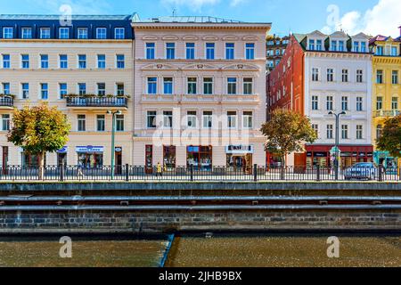 Karlovy Vary, Repubblica Ceca - 5 ottobre 2009: Edifici vicino al fiume nella città di Karlovy Vary Foto Stock