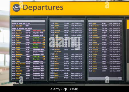 Bordo di partenza del volo. Dettaglio del telaio completo di un imbarco di partenza presso un importante aeroporto internazionale. Foto Stock