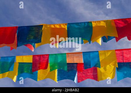 Goiania, Goiás, Brasile – 17 luglio 2022: Alcune linee di abbigliamento con pennanti di tessuto contro il cielo blu per il Partito di giugno - tipico brasiliano 'Quadrilha' Foto Stock