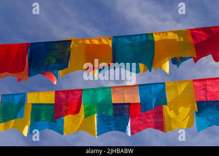 Goiania, Goiás, Brasile – 17 luglio 2022: Alcune linee di abbigliamento con pennanti di tessuto contro il cielo blu per il Partito di giugno - tipico brasiliano 'Quadrilha' Foto Stock