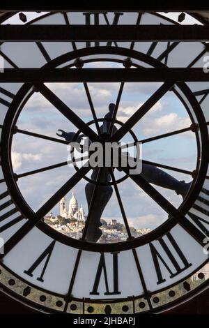 Vista della Basilica del Sacro cuore attraverso l'orologio gigante al Musee d'Orsay, Parigi, Ile-de-France, Francia Foto Stock