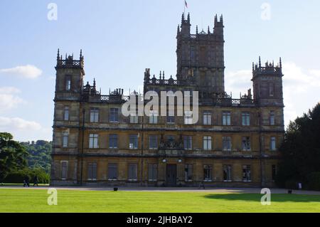 Highclere, Newbury, Berkshire (Regno Unito): L'elegante facciata del castello di Highclere vista dal terreno Foto Stock