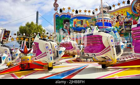 Colorato giro in funfair 'Shake & Roll' alla famosa fiera 'Rheinkirmes' 2022 a Düsseldorf/Germania, la più grande fiera del divertimento sul Reno. Foto Stock