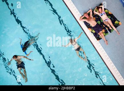 Le persone apprezzano il clima caldo della piscina all'aperto Hathersage nella Hope Valley, vicino a Sheffield. Si prevede che le temperature raggiungeranno i 31C in tutto il centro dell'Inghilterra domenica prima dei massimi record della prossima settimana. Data foto: Domenica 17 luglio 2022. Foto Stock