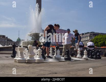 Londra, Regno Unito. 17th luglio 2022. Le persone sfidano il calore intenso al ChessFest di Trafalgar Square. L'evento annuale, gratuito e adatto alle famiglie, celebra l'iconico gioco con scacchiere regolari e giganti allestite in tutta la piazza per il pubblico, nonché spettacoli e lezioni di scacchi. Credit: Vuk Valcic/Alamy Live News Foto Stock