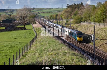 Prima Trenitalia Avant West Coast Alstom Pendolino treno 390153 passando per Hardendale sulla linea costiera occidentale di Cumbria Foto Stock