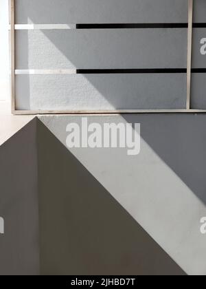 La luce accidente ha creato ombre e ombre sulla struttura in forma geometrica Foto Stock