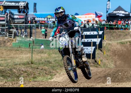 Loket, Repubblica Ceca. 17th luglio 2022. Thibault Benistant di Francia compete durante il Gran Premio della Repubblica Ceca, Motocross World Cup, categoria MX2, gara 1, a Loket, Repubblica Ceca, 17 luglio 2022. Credit: Ondrej Hajek/CTK Photo/Alamy Live News Foto Stock