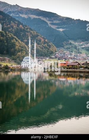 Vista autunnale della località turistica di Uzungol nella provincia di Trabzon, Turchia orientale Foto Stock