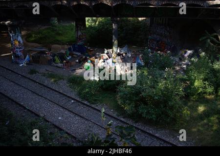 Senza casa - rifugio senza casa realizzato da una pista ferroviaria disutilizzata, centro di Parigi, rue de Crimée, 75019, Parigi, Francia Foto Stock