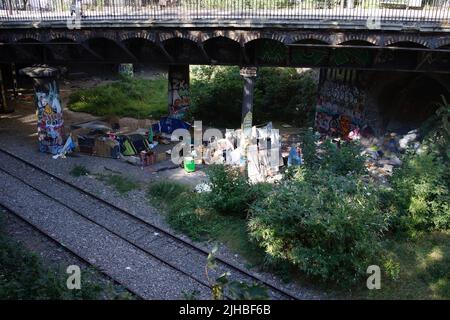 Senza casa - rifugio senza casa realizzato da una pista ferroviaria disutilizzata, centro di Parigi, rue de Crimée, 75019, Parigi, Francia Foto Stock