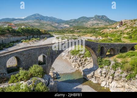 Il vecchio ponte ottomano Mesi sul fiume Kir, Shkoder, Albania Foto Stock