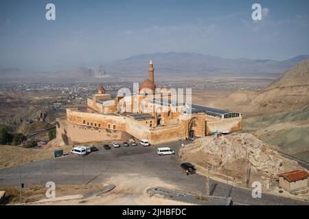 Ishak Pasha Palace con un arcobaleno sullo sfondo nella città di Agri, nella Turchia orientale Foto Stock