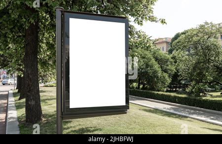 Grande mockup esterno per affissioni nel parco tra gli alberi. Pubblicità di marca, prodotto, servizio rivolta ai pedoni. Sollevamento. Foto di alta qualità Foto Stock