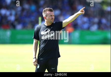 Primo : Calcio: Calcio: 07/17/2022 1st Bundesliga, stagione 2022/2023 Test match, FC Schalke 04 - allenatore FC Augsburg Enrico Maassen, FC Augsburg, FCA, Augsburg, metà personaggio, gesto, Foto Stock