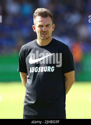 Primo : Calcio: Calcio: 07/17/2022 1st Bundesliga, stagione 2022/2023 Test match, FC Schalke 04 - allenatore FC Augsburg Enrico Maassen, FC Augsburg, FCA, Augsburg, metà personaggio, Foto Stock