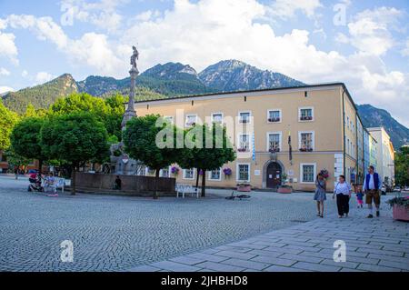 Il nuovo municipio (Neus Rathaus) su Rathausplatz nella città termale di Bad Reichenhall, distretto di Berchtesgadener Land, alta Baviera, Germania, il 16 giugno, 20 Foto Stock