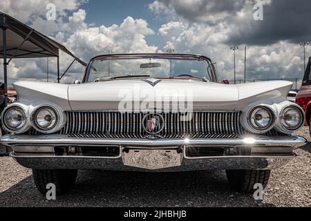 Lebanon, TN - 14 maggio 2022: Vista frontale in prospettiva bassa di un Buick Invicta Convertibile 1960 ad una mostra di auto locale. Foto Stock