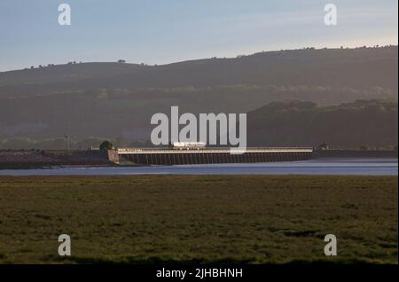 Treno di classe CAF 195 della ferrovia settentrionale che attraversa il viadotto di Arnside L'estuario del fiume Kent sulla panoramica ferrovia della costa della Cumbria linea Foto Stock