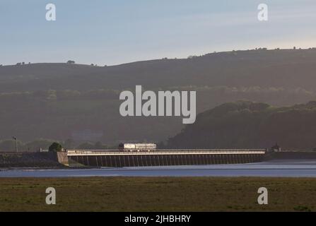 Treno di classe CAF 195 della ferrovia settentrionale che attraversa il viadotto di Arnside L'estuario del fiume Kent sulla panoramica ferrovia della costa della Cumbria linea Foto Stock
