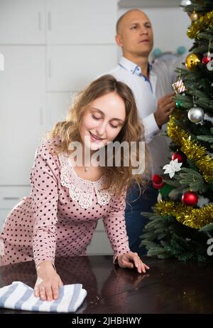 Famiglia amichevole riordino camera prima di Natale Foto Stock